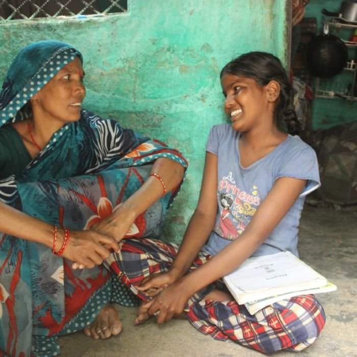 आघात-सूचित देखभाल से आघात-सूचित आजीविका तक: लड़कियों की शिक्षा में परिवार की भूमिका